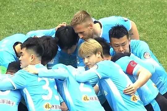 国内足球联赛中多场比赛竞争激烈