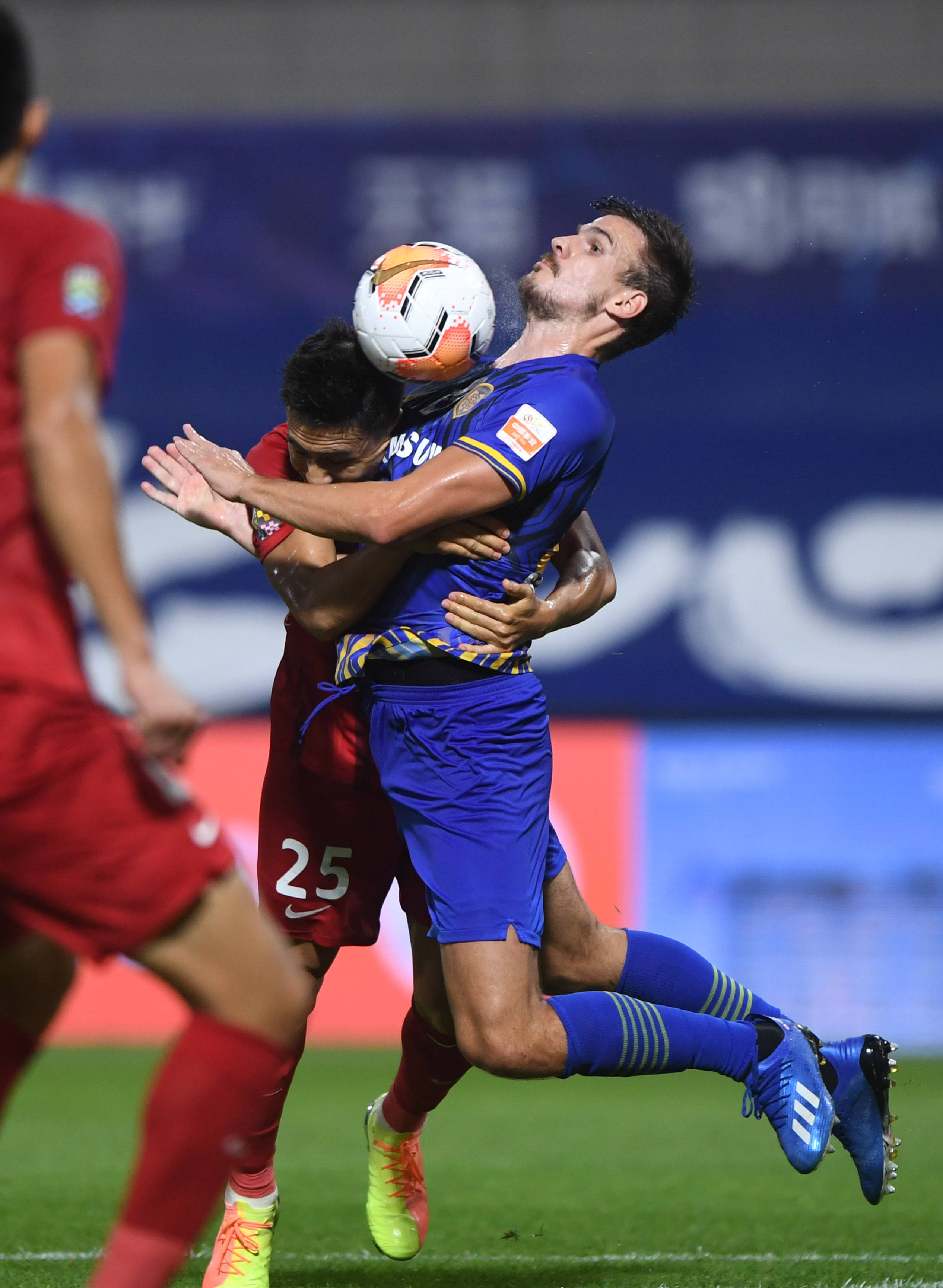 建业不敌苏宁,保级压力骤增 建业不敌苏宁,保级压力骤增