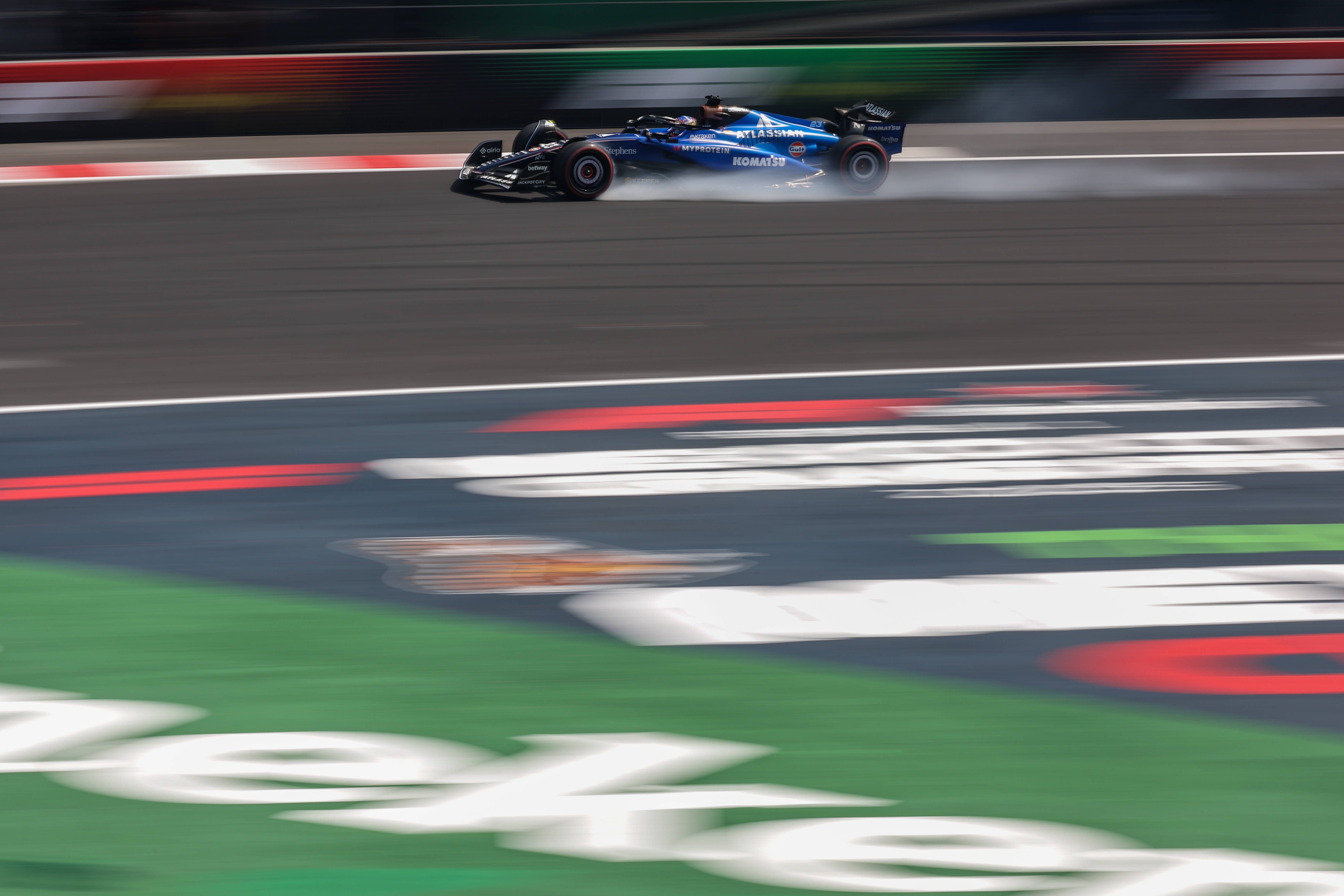 开云体育APP下载-雷诺车队完胜红牛车队，塞恩斯高光表现