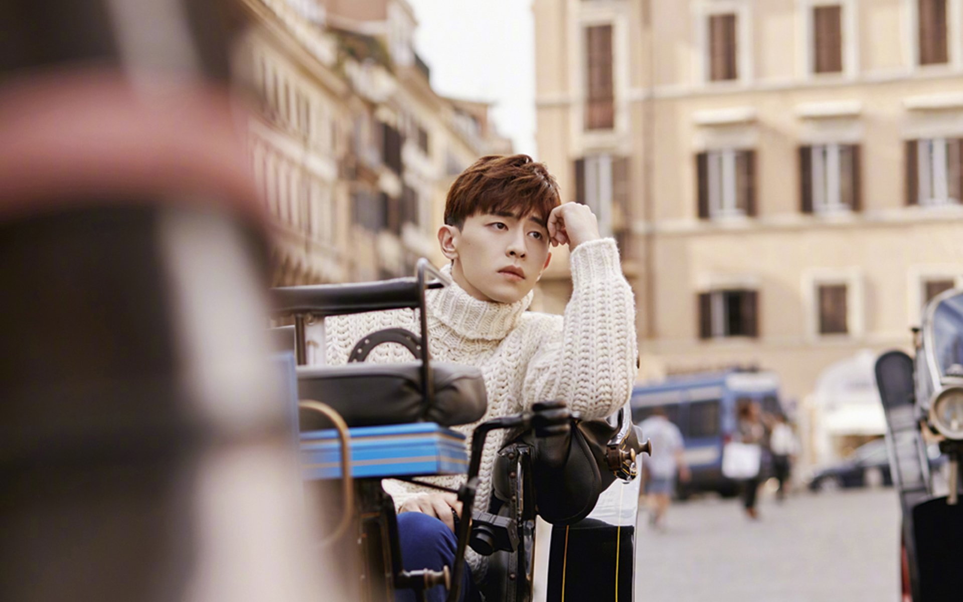 绿茵场与红色浪潮，当东契奇的光芒照进上海队的夜晚，雄鹿的叹息在彼岸回荡