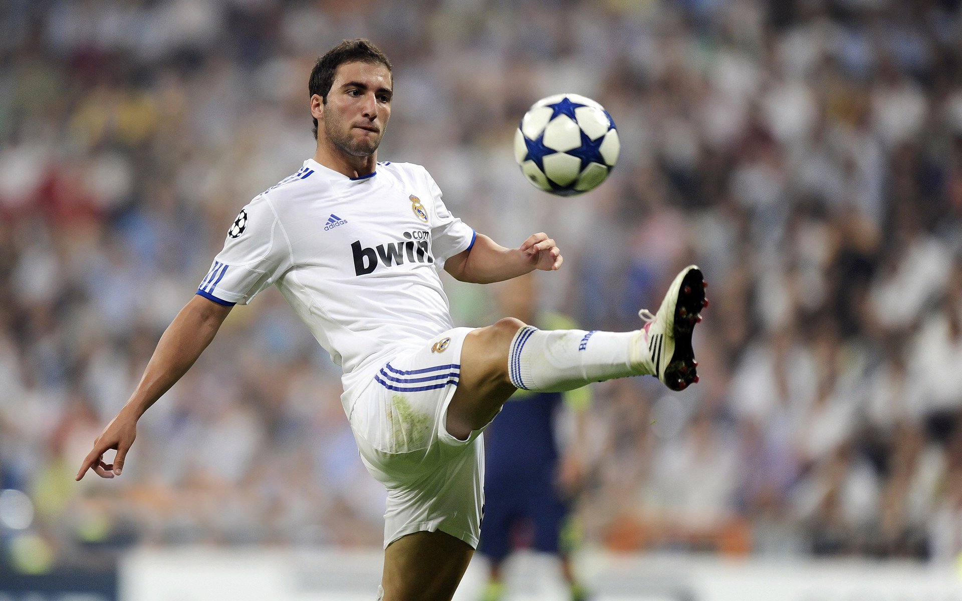 跨大西洋的绿茵梦想，楚阿梅尼一锤定音，见证足球的无限可能