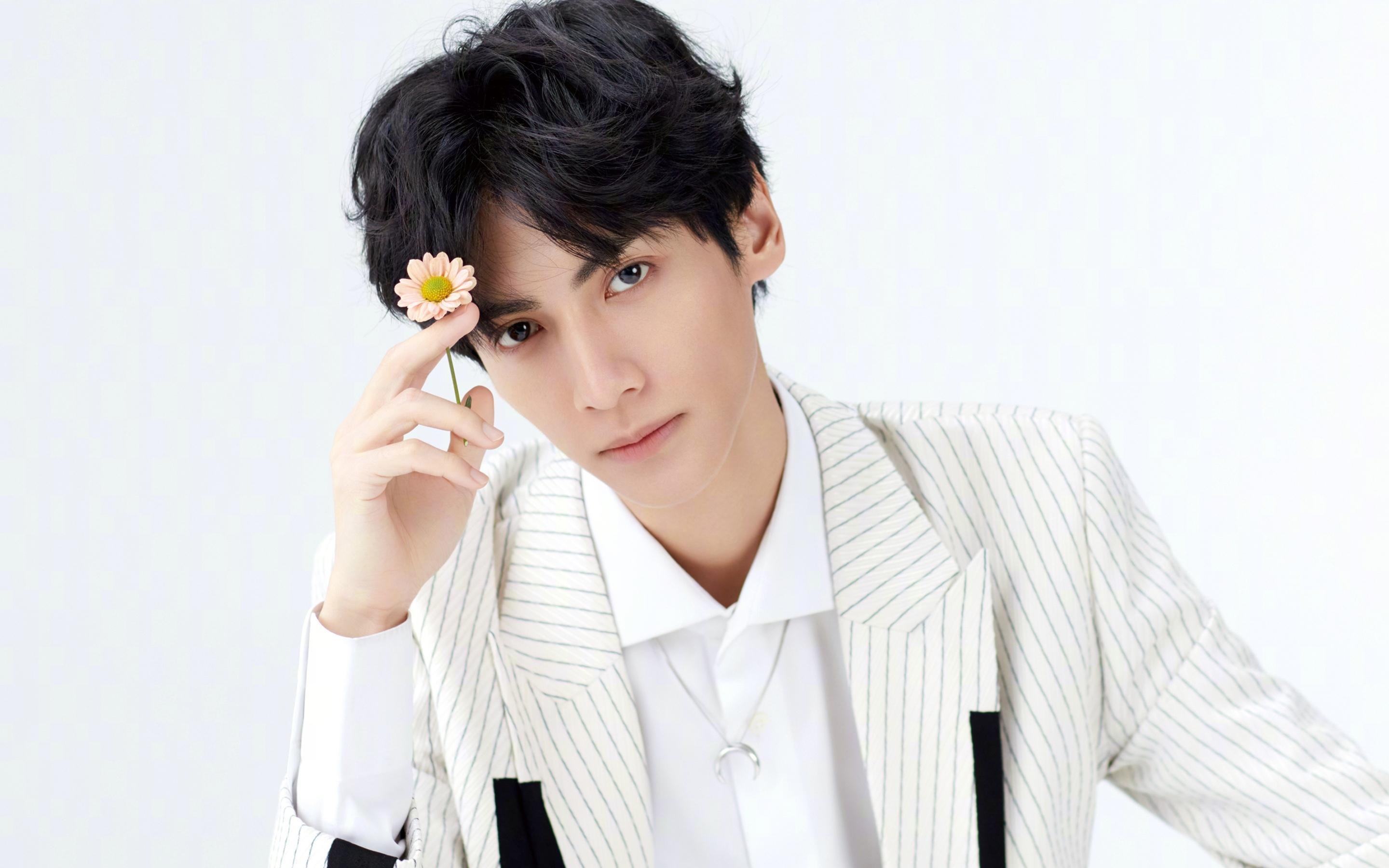 双轨狂飙，当赛道飞尘遇见球场硝烟